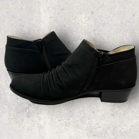 Life Stride Shoes - Women’s Life Stride Aurora Shootie Booties Black in sizes 8.5 wide & 9 med NEW